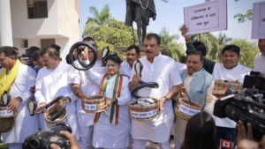 Read more about the article मध्य प्रदेश विधानसभा में हंगामा: हाथों में सांप लेकर पहुंचे कांग्रेस विधायक, हंगामे के बीच सदन पहुंचे मुख्यमंत्री मोहन यादव; 12 मार्च को पेश होगा 2025-26 का बजट, 4 लाख करोड़ के आंकड़े की संभावना