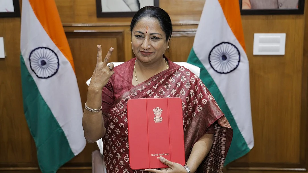 You are currently viewing मुख्यमंत्री रेखा गुप्ता ने पेश किया दिल्ली का ऐतिहासिक 1 लाख करोड़ का बजट: महिलाओं को 2500 रु. महीना, आयुष्मान योजना में 10 लाख तक मिलेगा मुफ्त इलाज; CM बोली – ‘AAP ने शीश महल बनाया, हम गरीबों के लिए घर बनाएंगे’