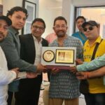 आमिर खान ने झुककर छुए अपने गुरु कृपाशंकर पटेल के पैर: आमिर खान के घर पहुंचे 80 स्टार पहलवान, रेलवे कुश्ती दल ने ‘दंगल’ अभिनेता को किया सम्मानित; आमिर ने कृपाशंकर को बताया अपनी एनर्जी का स्रोत