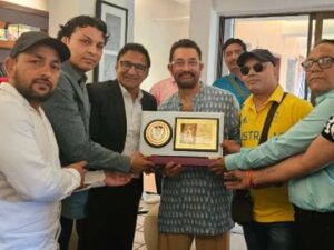 Read more about the article आमिर खान ने झुककर छुए अपने गुरु कृपाशंकर पटेल के पैर: आमिर खान के घर पहुंचे 80 स्टार पहलवान, रेलवे कुश्ती दल ने ‘दंगल’ अभिनेता को किया सम्मानित; आमिर ने कृपाशंकर को बताया अपनी एनर्जी का स्रोत