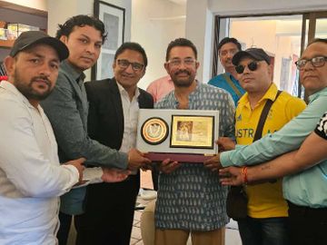 You are currently viewing आमिर खान ने झुककर छुए अपने गुरु कृपाशंकर पटेल के पैर: आमिर खान के घर पहुंचे 80 स्टार पहलवान, रेलवे कुश्ती दल ने ‘दंगल’ अभिनेता को किया सम्मानित; आमिर ने कृपाशंकर को बताया अपनी एनर्जी का स्रोत