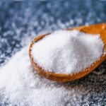 ज्यादा नमक खाने से बढ़ सकता है खतरा! जानिए इसके 5 बड़े नुकसान 