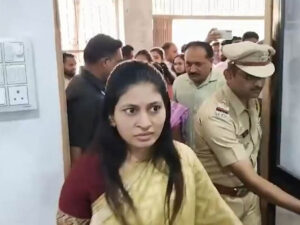 Read more about the article सरेआम गुंडागर्दी! जलगांव में केंद्रीय मंत्री की बेटी से छेड़छाड़: पीछा कर बनाया वीडियो, गार्ड से भी की बदसलूकी;  6 आरोपियों में से एक गिरफ्तार बाकी फरार