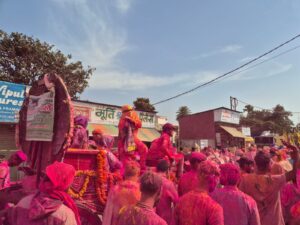 Read more about the article ब्रज में रंगों की बयार: रंगभरनी एकादशी से गीली होली का शुभारंभ, बांके बिहारी जी की स्वर्ण पिचकारी से भक्तों पर प्रेमरस की वर्षा; 10 से 14 मार्च तक पदयात्रा नहीं करेंगे प्रेमानंद महाराज