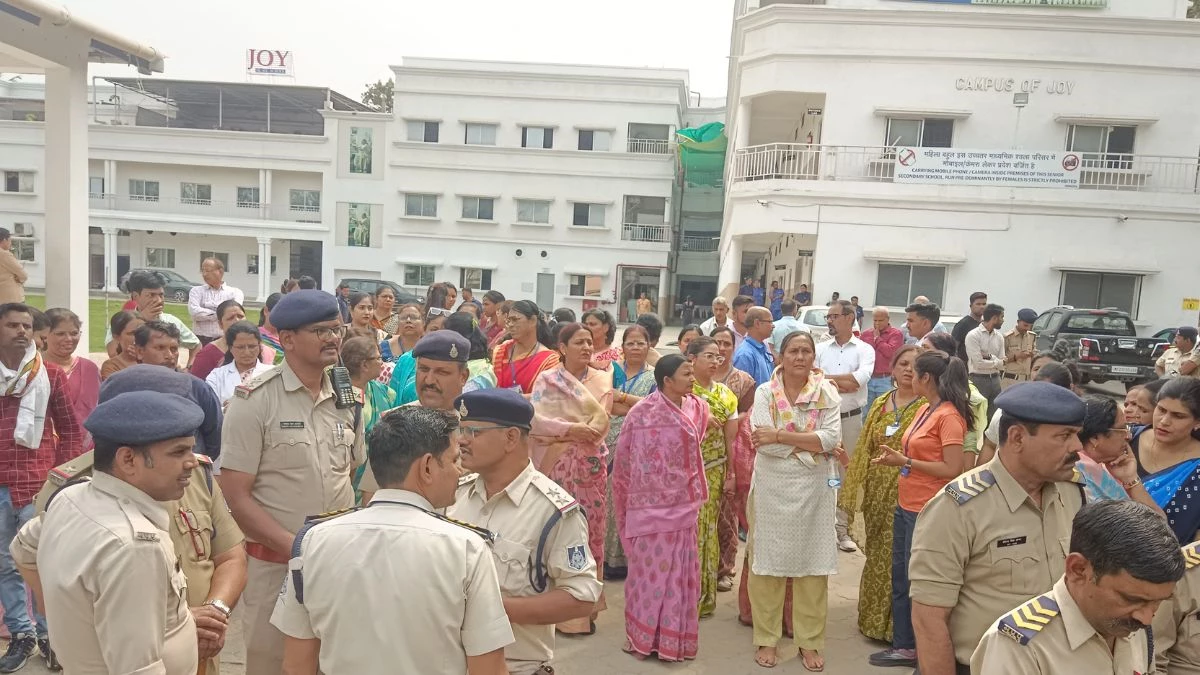 You are currently viewing जबलपुर में धार्मिक विवाद के बाद बवाल: स्कूल संचालक के स्टेटस से भड़के हिंदू संगठन, स्कूल में तोड़फोड़, दीवारों पर कालिख पोती; ईसाई धर्मगुरु की पिटाई के बाद तनाव चरम पर