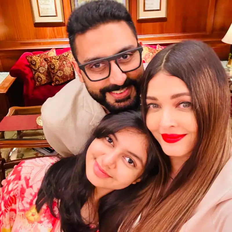 You are currently viewing Aishwarya-Abhishek की शादी के 18 साल: अफवाहों के बीच सामने आई खास तस्वीर, ऐश्वर्या ने फैमिली फोटो शेयर कर बंद कीं तलाक की अफवाहें!