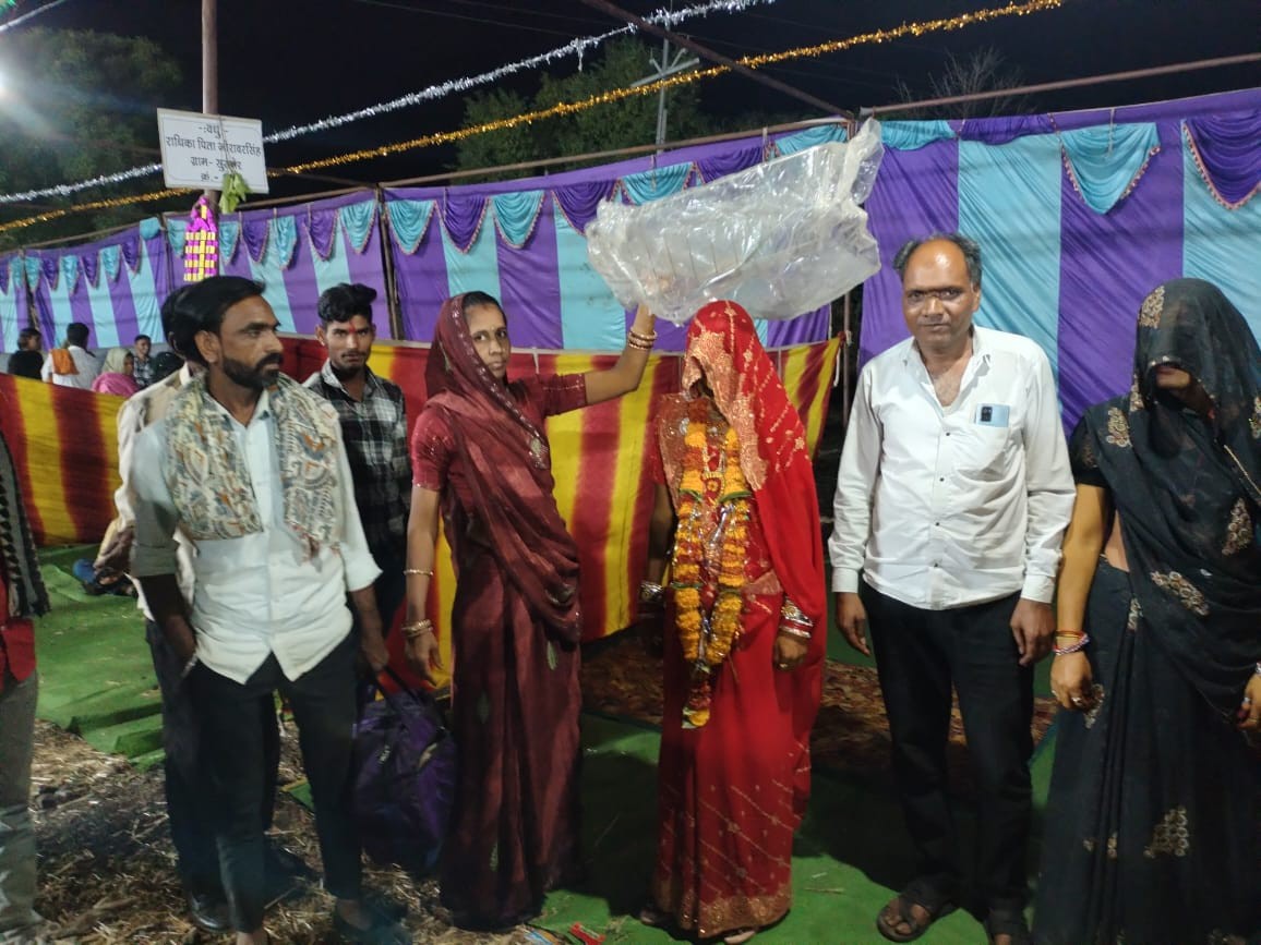 You are currently viewing राजगढ़ में शादी के नाम पर सनसनीखेज ठगी, सुहागरात की रात खुला बड़ा राज: 11 लाख लेकर रची गई फर्जी शादी, दुल्हन बोली – मैं राधा नहीं, सलोनी हूं”;  पुलिस ने 5 आरोपियों को दबोचा, 2 फरार