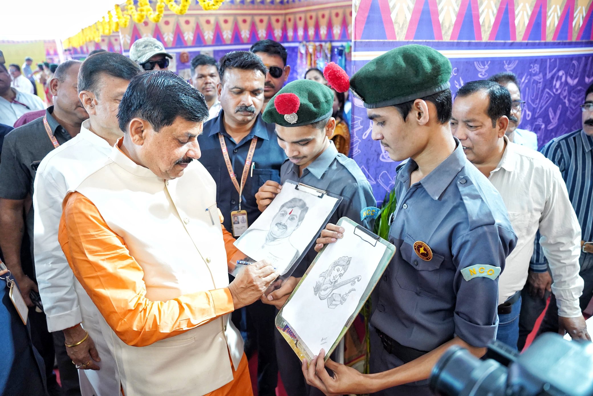 You are currently viewing “‘सीएम राइज स्कूल’ अब कहलाएंगे ‘सांदीपनि स्कूल’: CM मोहन यादव ने ‘स्कूल चलें हम’ अभियान के तहत प्रवेशोत्सव कार्यक्रम 2025 का शुभारंभ किया,  छात्रों को मिली निःशुल्क पाठ्य-पुस्तकें; जुलाई से बेटियों को मिलेगी साइकिल