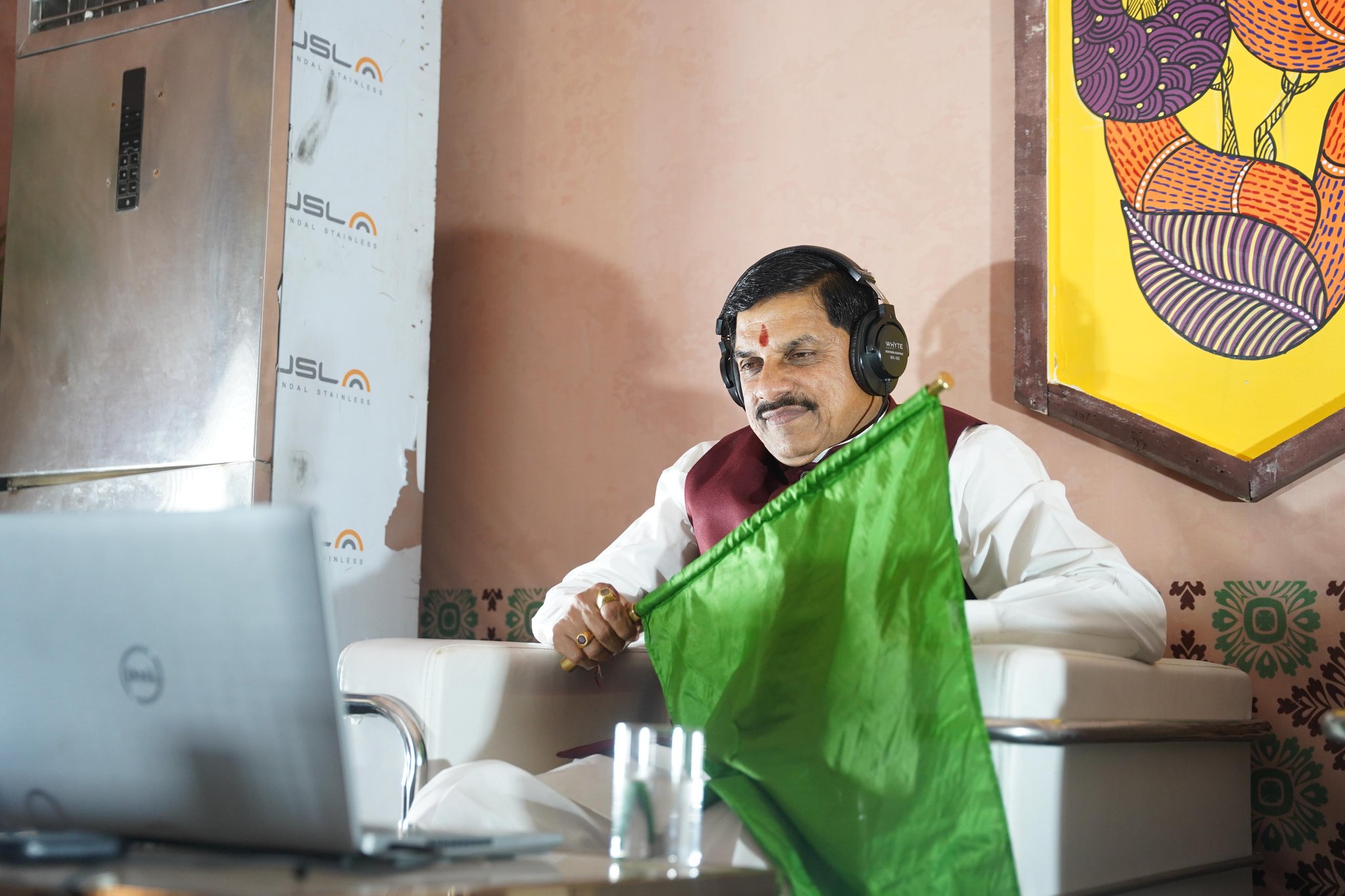 You are currently viewing अंबेडकर जयंती से पहले यात्रियों को बड़ी सौगात! डॉ. अंबेडकर नगर–नई दिल्ली एक्सप्रेस ट्रेन शुरू: एक साथ चार लोकेशनों से रवाना हुई ट्रेन, CM यादव समेत चार दिग्गज नेताओं ने एक साथ दिखाई हरी झंडी!