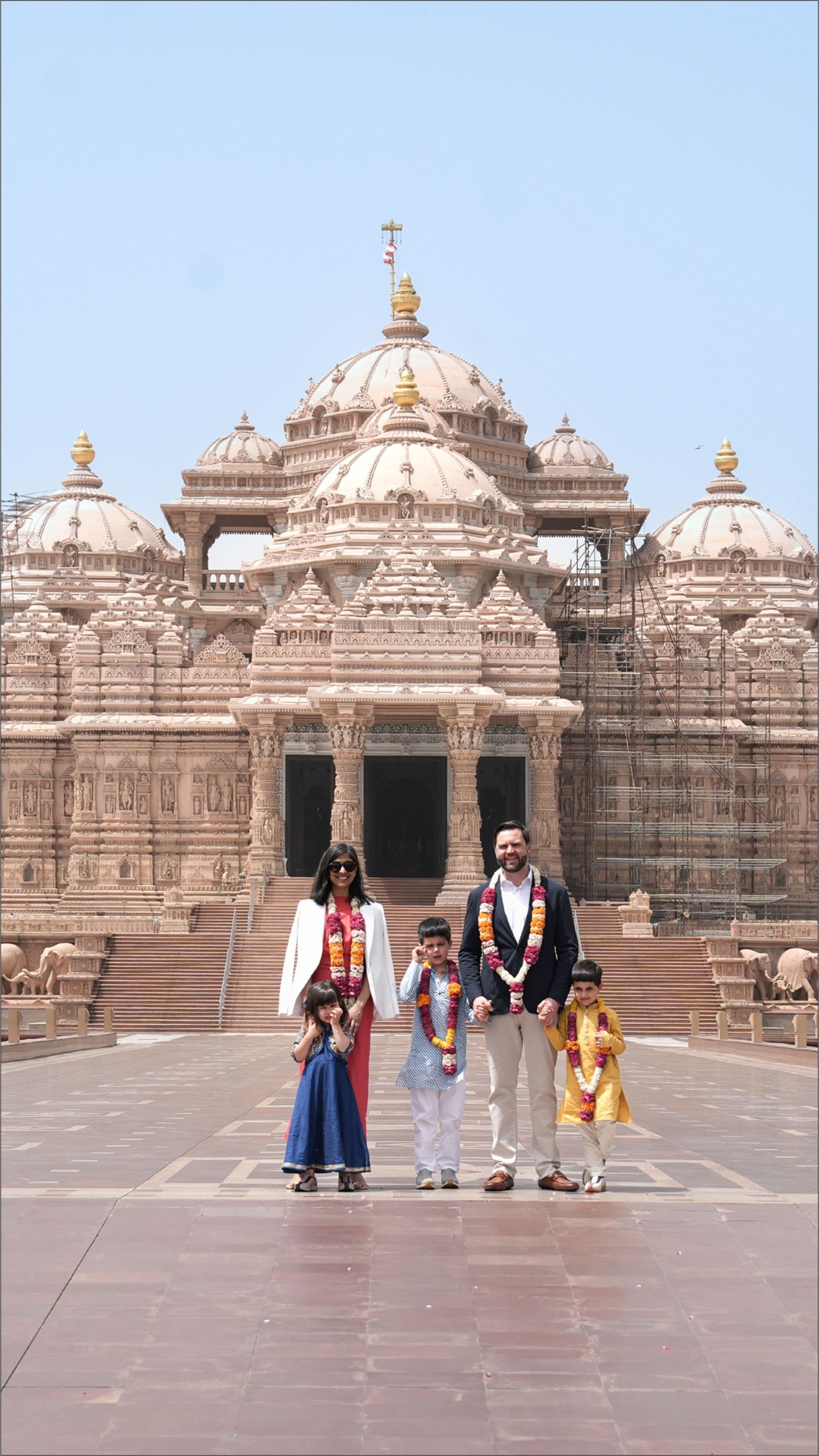 You are currently viewing भारत दौरे पर पहुंचे अमेरिकी उपराष्ट्रपति जेडी वेंस, अक्षरधाम मंदिर में परिवार संग बिताया एक घंटा; आज शाम पीएम मोदी संग डिनर, रात को जयपुर के रामबाग पैलेस में करेंगे विश्राम!