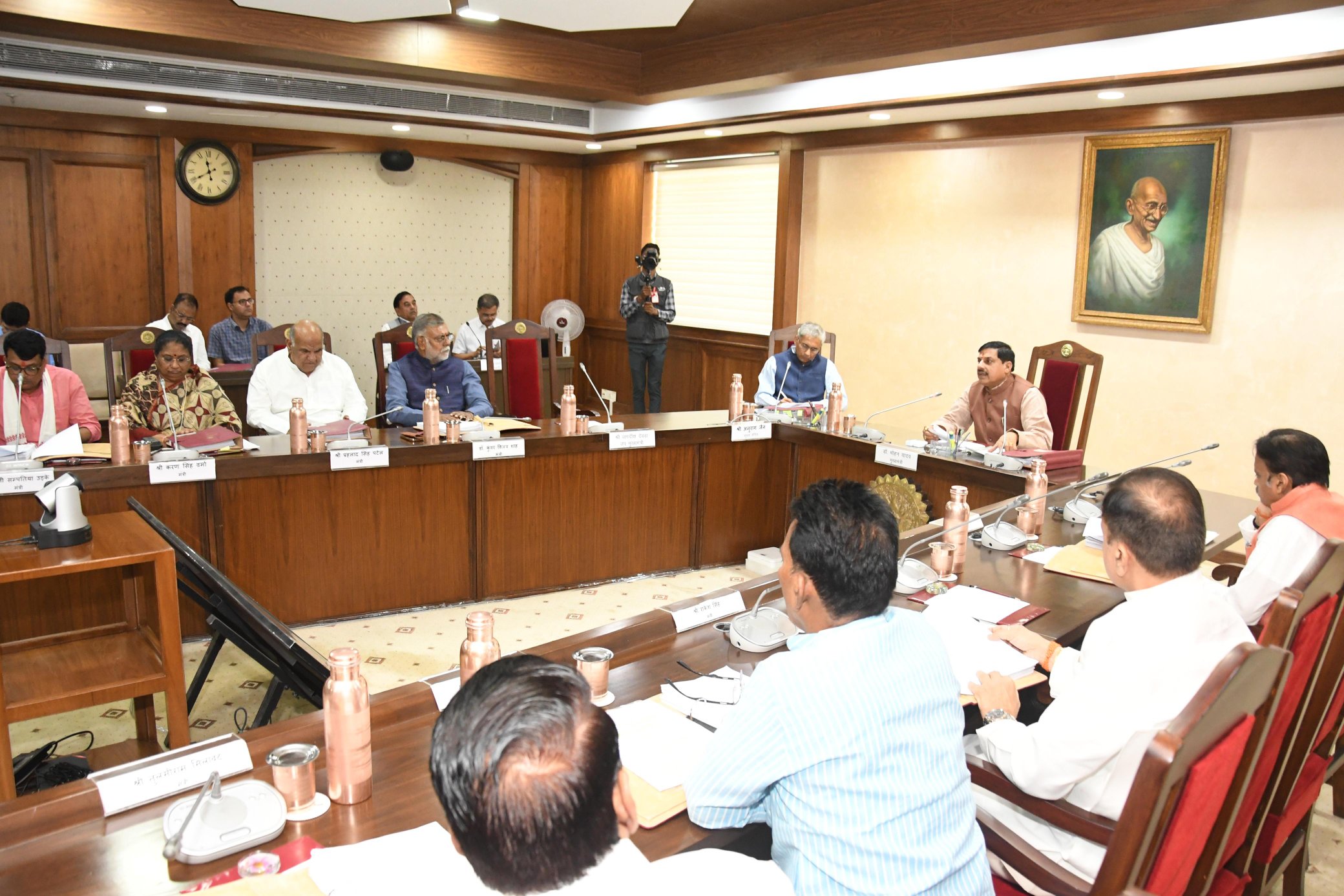 You are currently viewing मप्र कैबिनेट का बड़ा फैसला: अब कन्याओं की शादी के लिए 55 हज़ार की सरकारी मदद, बफर ज़ोन के विकास के लिए 145 करोड़ मंजूर; गर्मी में पेयजल संकट से निपटने को लेकर CM ने मंत्रियों को दिए कड़े निर्देश