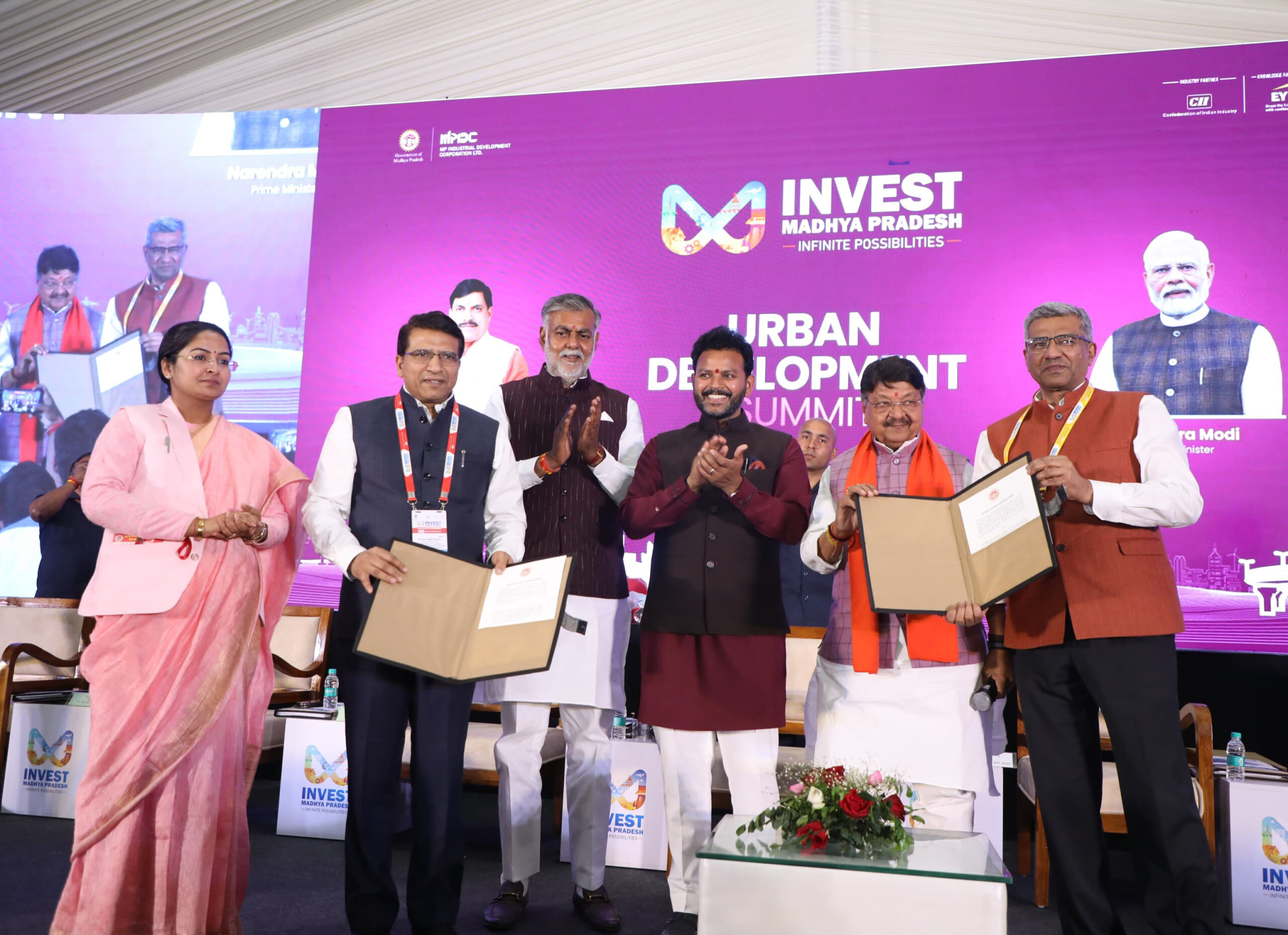You are currently viewing इंदौर बनेगा ग्रीन सिटी, उज्जैन को मिलेगा नया एयरपोर्ट – एमपी में विकास की बयार;  ग्लोबल इन्वेस्टर्स समिट 2025 में हुआ बड़े निवेश और विकास योजनाओं का ऐलान