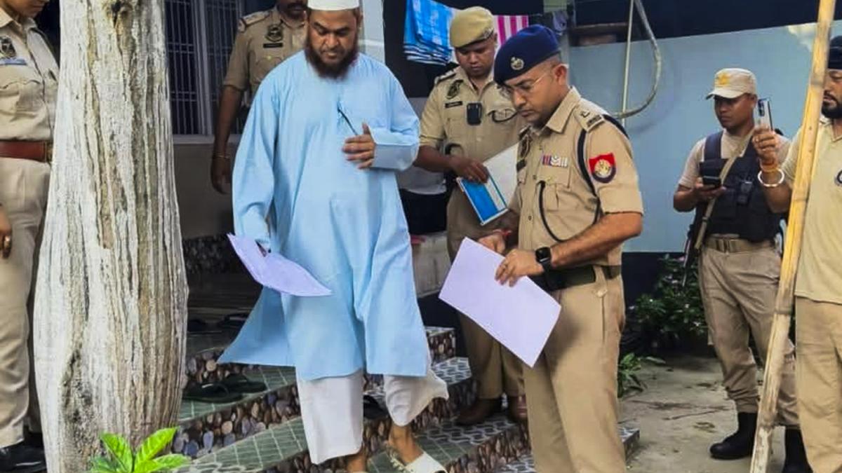 You are currently viewing पहलगाम आतंकी हमले पर विवादित टिप्पणियों के बाद 7 राज्यों में 28 गिरफ्तार, विधायक से लेकर पत्रकार तक शामिल; असम, त्रिपुरा, एमपी समेत 7 राज्यों से गिरफ्तारियां