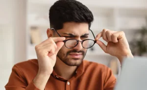 Read more about the article आंखों की रोशनी बढ़ाने के 5 असरदार घरेलू नुस्खे, स्क्रीन की थकावट को कहें अलविदा; जानिए आयुर्वेदिक समाधान