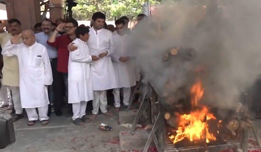 You are currently viewing देशभक्ति के प्रतीक मनोज कुमार पंचतत्व में विलीन, राजकीय सम्मान के साथ हुआ अंतिम संस्कार; अमिताभ-सलीम खान समेत फिल्म जगत ने दी श्रद्धांजलि