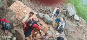 Read more about the article जम्मू-कश्मीर में कुदरत का कहर: बादल फटने, लैंडस्लाइड और आंधी-तूफान से मची तबाही, 3 की मौत; रेस्क्यू जारी!