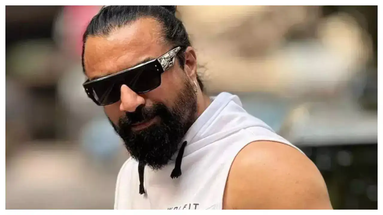 You are currently viewing बॉलीवुड एक्टर एजाज खान पर रेप का आरोप – कोर्ट ने अग्रिम जमानत याचिका की खारिज, जांच में बड़े खुलासे की आशंका!