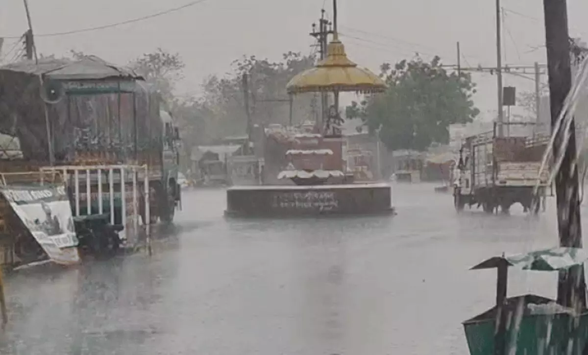 You are currently viewing हर दिन बारिश, हर रात तूफान – नौतपा बना ‘बरसातपा’: 36 जिलों में बारिश-आंधी का अलर्ट, 60 किमी प्रतिघंटा की रफ्तार से चल सकती हैं तूफानी हवाएं!