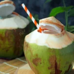 गर्मी में शरीर को ठंडक और ताजगी देने वाला नारियल पानी – जानिए इसके फायदे, नुकसान और सही सेवन की मात्रा