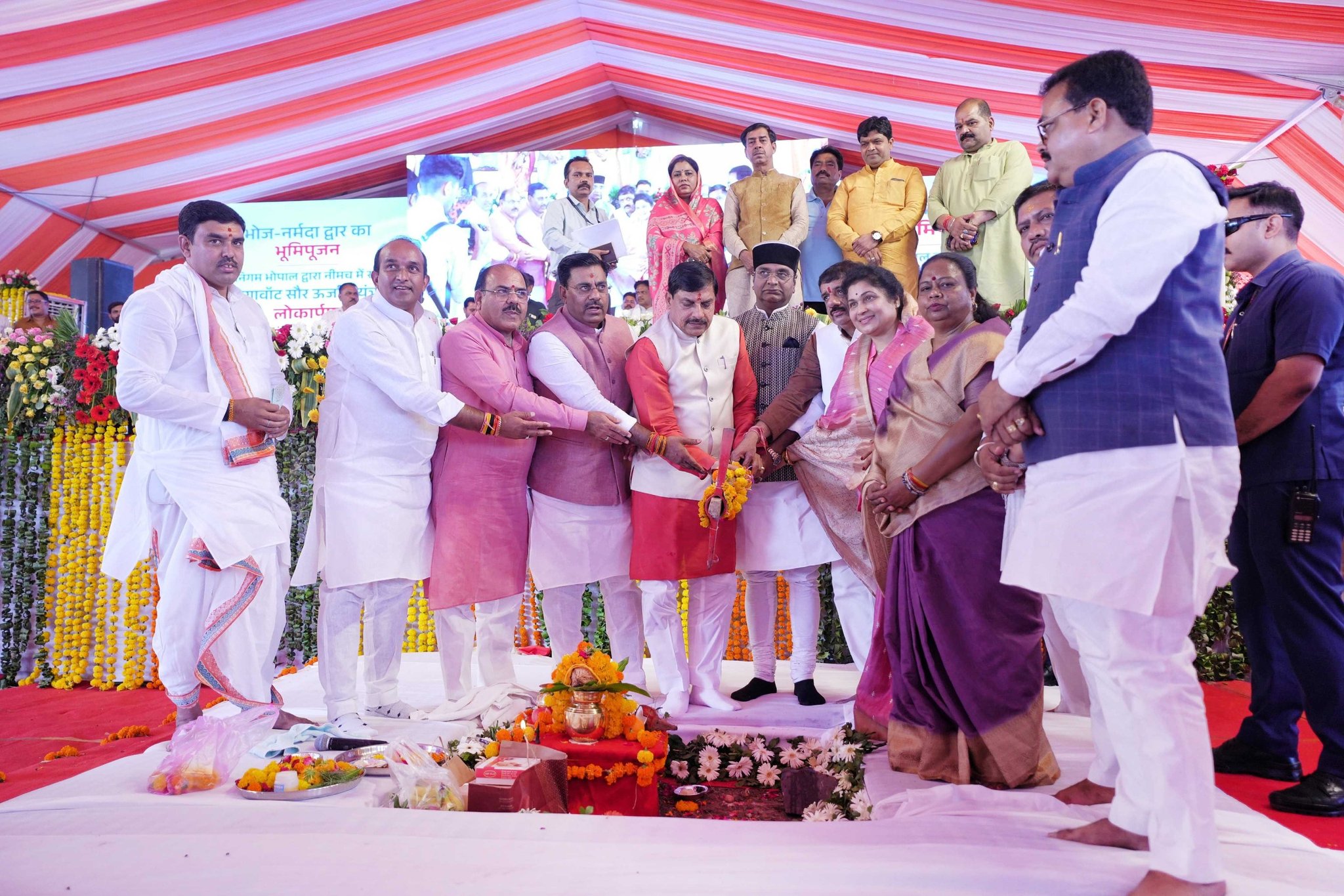 You are currently viewing भोपाल में बनेगा “भोज-नर्मदा द्वार”, सीएम मोहन यादव ने किया भूमिपूजन; नीमच में सौर ऊर्जा संयंत्र का भी किया लोकार्पण!