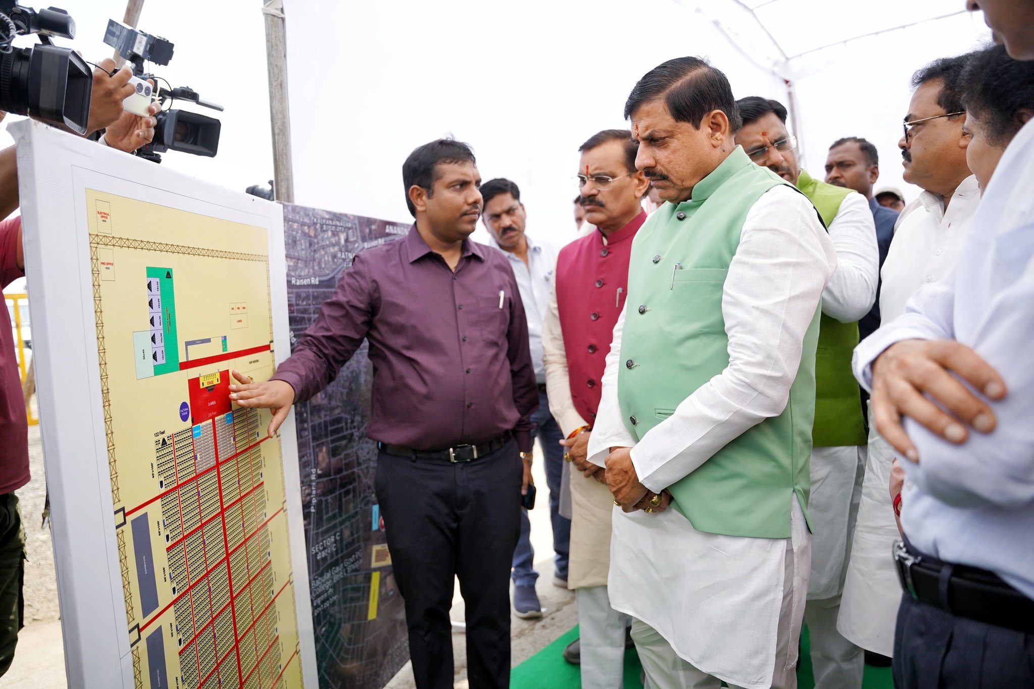 You are currently viewing भोपाल में 31 मई को होगा भव्य महिला सम्मेलन, प्रधानमंत्री नरेंद्र मोदी दो लाख महिलाओं को करेंगे संबोधित; कार्यक्रम स्थल का निरीक्षण करने पहुंचे सीएम डॉ. मोहन यादव