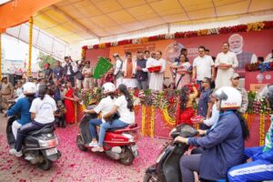 Read more about the article प्रधानमंत्री के आगमन से पहले भोपाल में महिला शक्ति का प्रदर्शन: ‘अहिल्या वाहिनी’ महिला बाइक रैली से नारी शक्ति ने भरी हुंकार, सीएम ने दिखाई हरी झंडी!