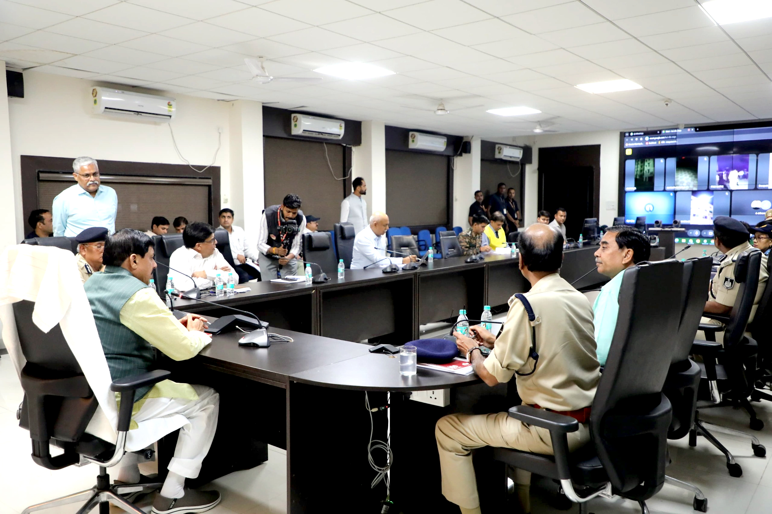 You are currently viewing आपातकालीन तैयारी का महा अभ्यास: भोपाल समेत 5 शहरों में मॉक ड्रिल और ब्लैक आउट सफल, सीएम मोहन यादव ने खुद संभाली कमान; बोले- जनता को भी रहना होगा सतर्क