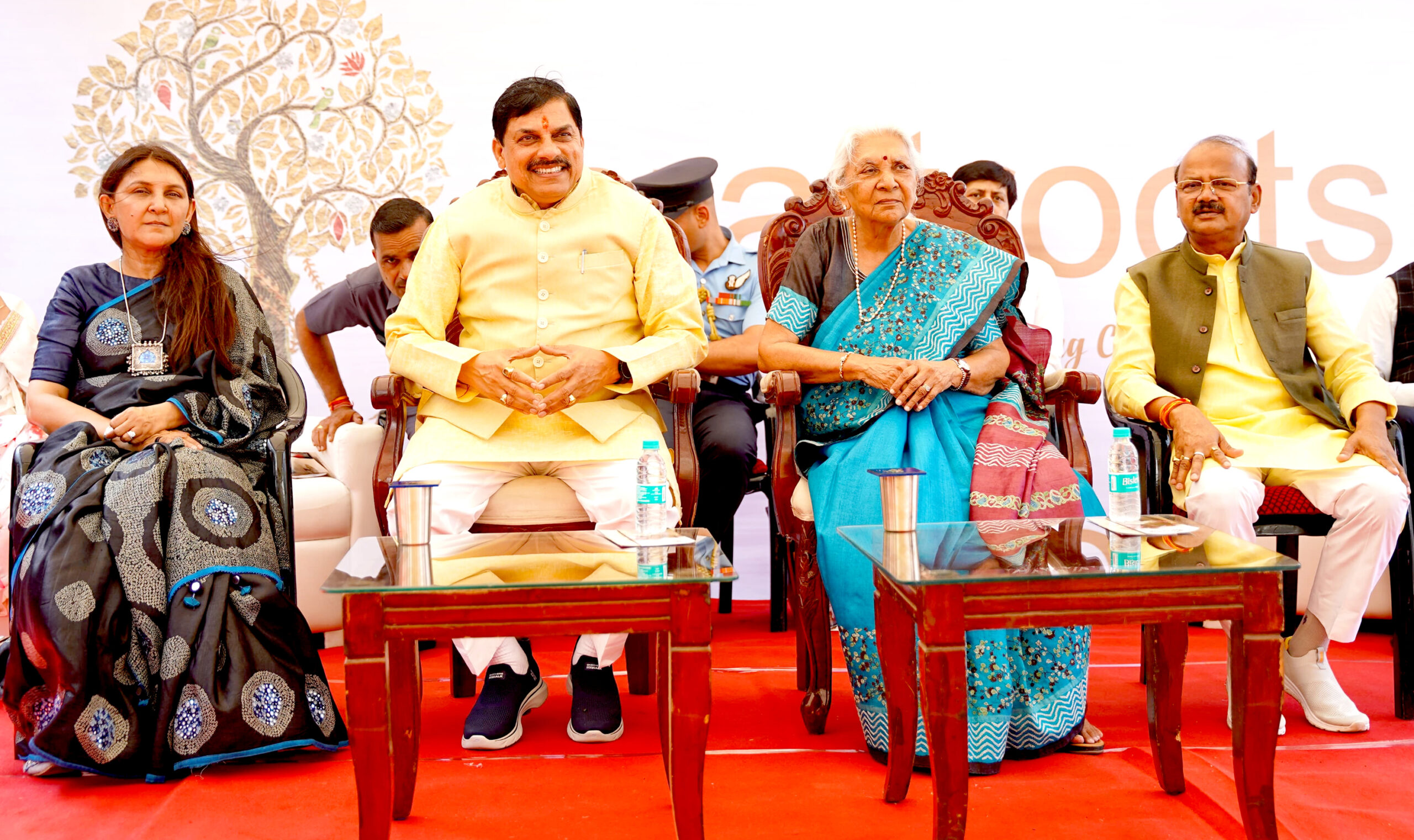 You are currently viewing भोपाल में भव्य “क्राफ्टरूट्स” प्रदर्शनी का शुभारंभ, मुख्यमंत्री डॉ. मोहन यादव और उत्तर प्रदेश की राज्यपाल ने बढ़ाया कारीगरों का मनोबल; आनंदीबेन पटेल बोलीं – देश में होना चाहिए एक “क्राफ्ट यूनिवर्सिटी”!