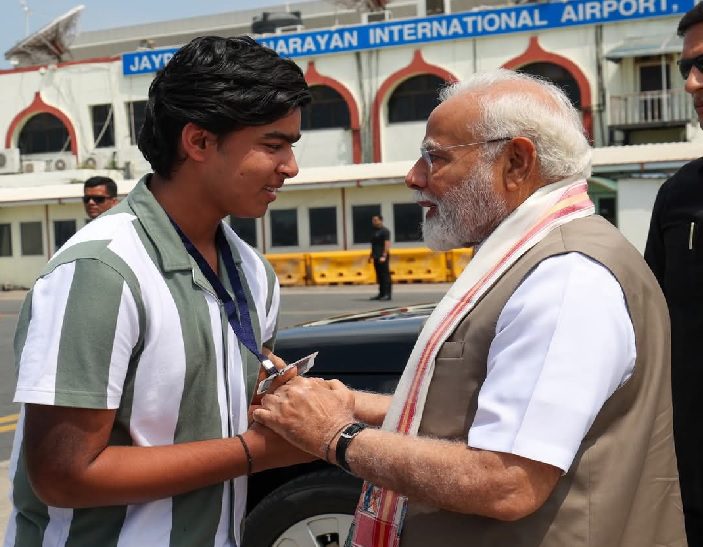You are currently viewing क्रिकेट के भविष्य को मिला आशीर्वाद:  प्रधानमंत्री मोदी से मिले 14 साल की उम्र में IPL में धमाल मचाने वाले वैभव सूर्यवंशी, PM के पैर छूकर लिया आशीर्वाद!