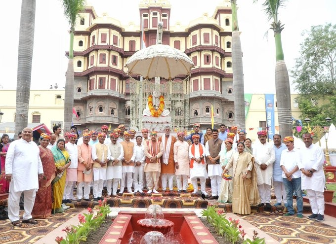 You are currently viewing 300वीं जयंती पर देवी अहिल्या को नमन: 79 साल बाद इंदौर बना कैबिनेट बैठक का साक्षी, राजवाड़ा को परंपरागत और आधुनिक सजावट से किया गया सुसज्जित!