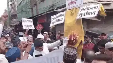 You are currently viewing इंदौर में आतंकवाद विरोधी प्रदर्शन के दौरान गूंजा ‘पाकिस्तान जिंदाबाद’, वायरल वीडियो से मचा बवाल; कांग्रेस पार्षद के खिलाफ जांच शुरू