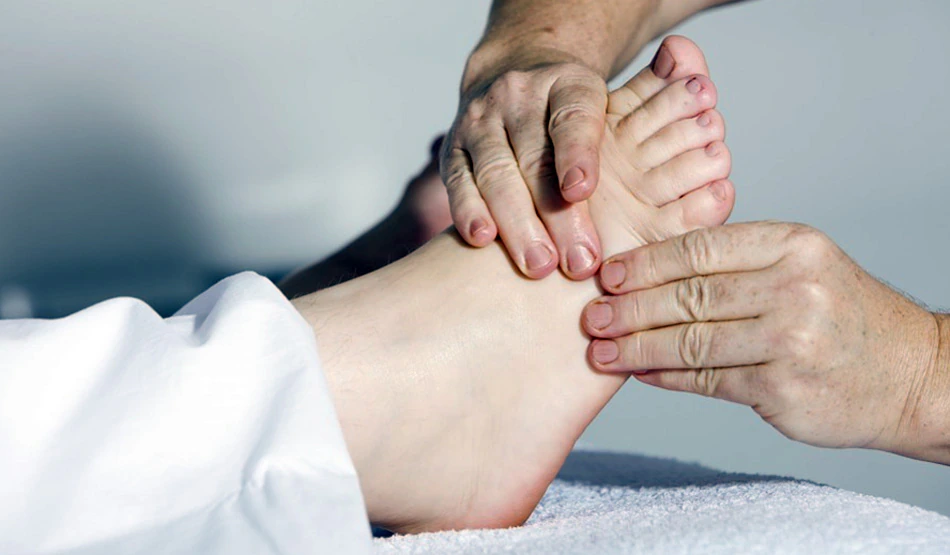 You are currently viewing रुमेटाइड अर्थराइटिस: एक दर्दनाक सच्चाई, जो धीरे-धीरे जोड़ों को कर देती है जकड़न का शिकार – जानिए दर्द से राहत के घरेलू और आयुर्वेदिक उपाय