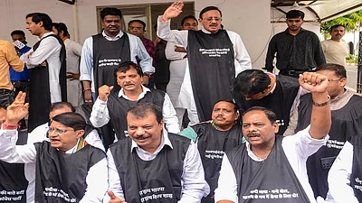 You are currently viewing कर्नल सोफिया कुरैशी को ‘आतंकी की बहन’ बताने वाले मंत्री कोर्ट के घेरे में, सुप्रीम कोर्ट में सुनवाई आज: कांग्रेस विधायकों ने राजभवन के बाहर दिया धरना, मंत्री शाह की बर्खास्तगी की कर रहे मांग