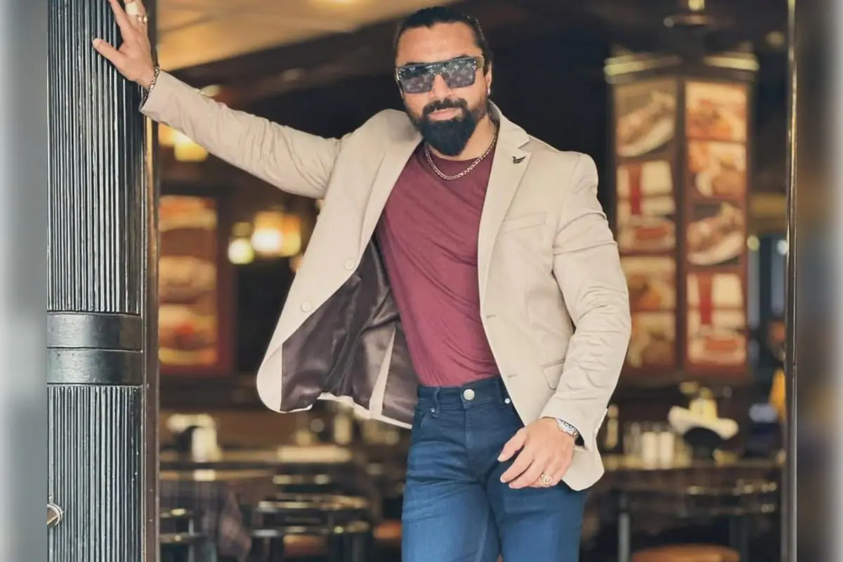 You are currently viewing एक्टर एजाज खान पर दुष्कर्म और अश्लीलता के गंभीर आरोप: अदालत से नहीं मिली राहत, NCW और पुलिस दोनों एक्शन में