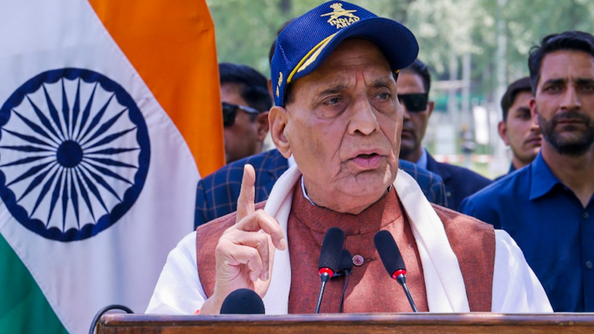 You are currently viewing “ऑपरेशन सिंदूर अभी खत्म नहीं हुआ!” पाकिस्तान प्रोबेशन पर, अगली गलती पर सीधे कार्रवाई: गुजरात के भुज एयरबेस पहुंचे रक्षामंत्री राजनाथ सिंह, बोले- “ये तो बस ट्रेलर है, पूरी पिक्चर बाकी है!”