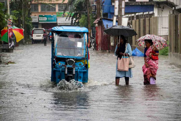 You are currently viewing देर से आया, लेकिन ज़बरदस्त आया: मध्यप्रदेश में मानसून का धमाकेदार आगाज़, 60 जिलों में बारिश और तूफान का अलर्ट!