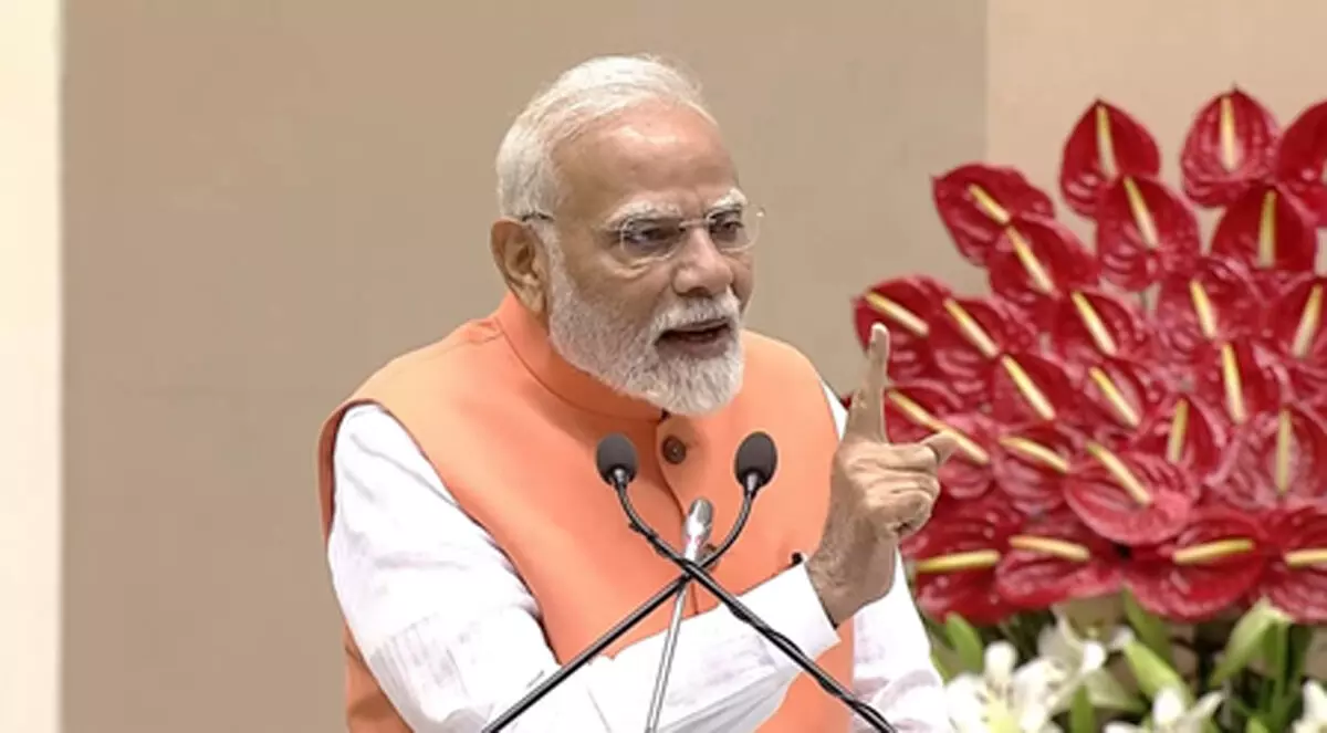 You are currently viewing जैन मुनि आचार्य विद्यानंद महाराज के 100 वर्ष: जन्म शताब्दी समारोह में शामिल हुए PM मोदी, समारोह में जारी किया विशेष डाक टिकट और सिक्का!