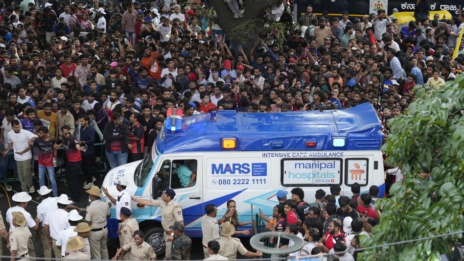 You are currently viewing बेंगलुरु भगदड़ कांड: RCB अधिकारी गिरफ्तार, 8 पुलिस अफसर सस्पेंड; हाईकोर्ट तक पहुंचा मामला, अगली सुनवाई 10 जून को!