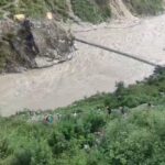 उत्तराखंड के रुद्रप्रयाग में बड़ा हादसा: अलकनंदा में गिरी ट्रैवलर, 3 की मौत, 9 अब भी लापता; बद्रीनाथ जा रहे थे यात्री!