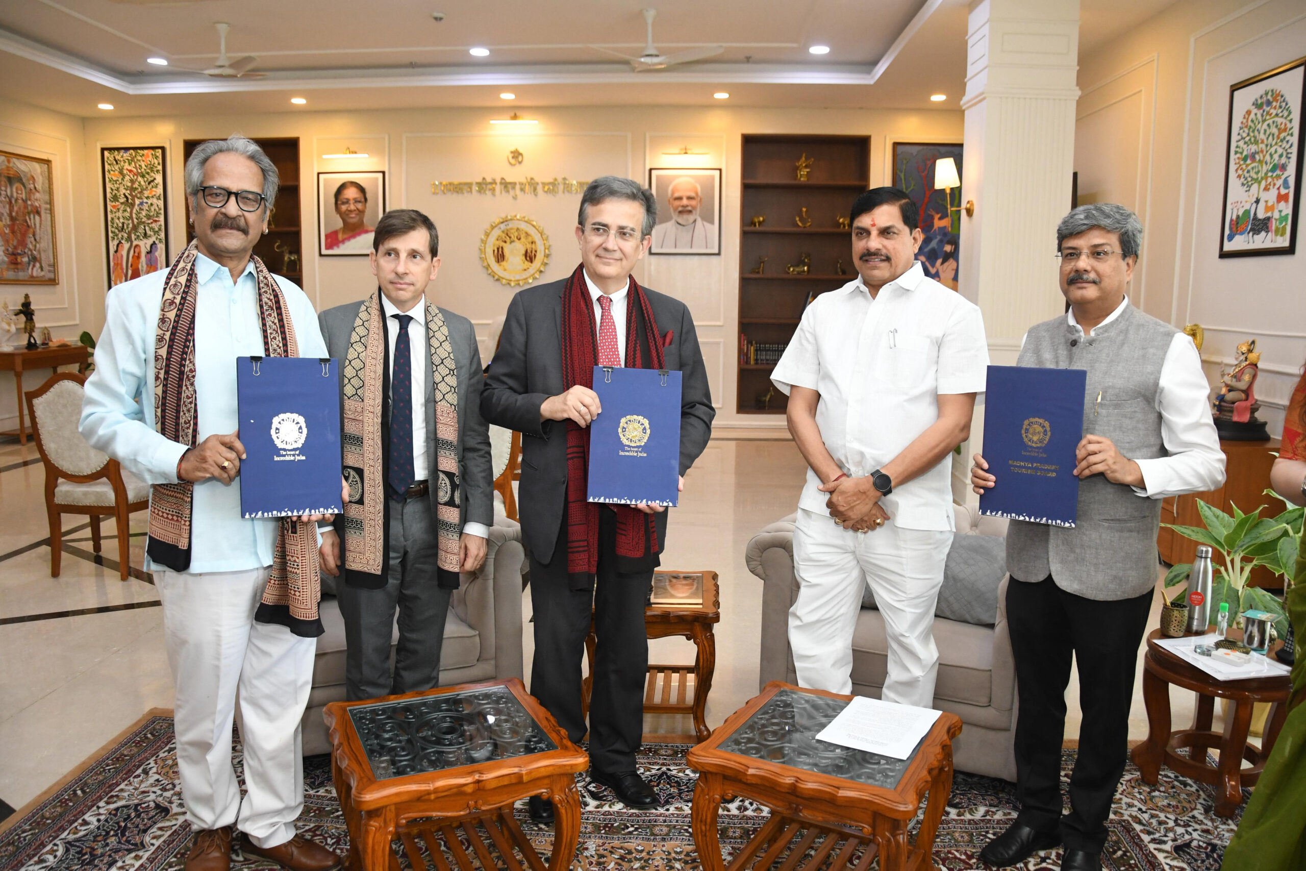 You are currently viewing मध्यप्रदेश और फ्रांस के बीच ऐतिहासिक सांस्कृतिक समझौता: भोपाल में सीएम डॉ. मोहन यादव की उपस्थिति में हुआ भारत-फ्रांस त्रिपक्षीय MoU, अब पर्यटन और कला को मिलेगा वैश्विक मंच!