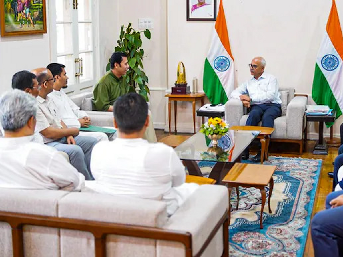 You are currently viewing मणिपुर में जातीय हिंसा के बीच सरकार गठन की हलचल तेज, मुख्यमंत्री एन बीरेन सिंह को दरकिनार कर भाजपा विधायकों ने दिखाई एकजुटता; 15 जून तक नई सरकार बनने की उम्मीद!