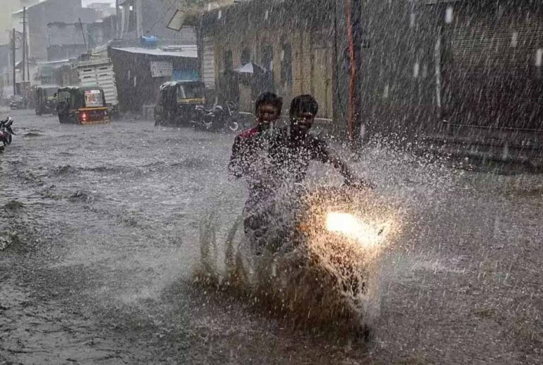 You are currently viewing गर्मी गई, बारिश आई! इंदौर-उज्जैन में टूटा 100 साल पुराना रिकॉर्ड: तारीख से पहले मौसम ने मचाया कहर, 50 से ज़िले अलर्ट पर!