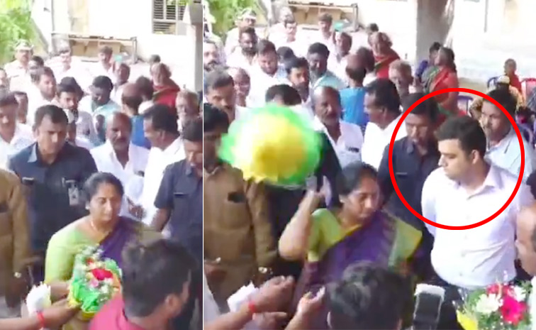 You are currently viewing आंध्र की मंत्री सविता एस ने DM पर फेंका गुलदस्ता, मंच पर फूटा गुस्सा – वीडियो वायरल