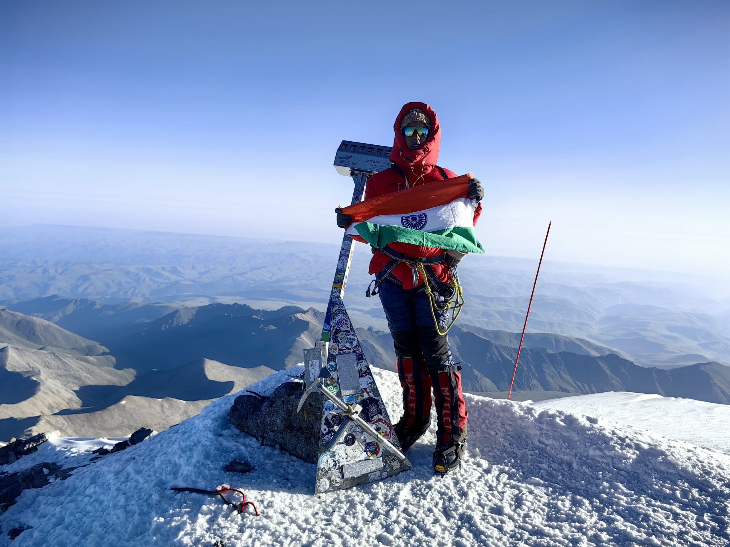 You are currently viewing मैहर की बेटी अंजना सिंह ने माउंट एल्ब्रस फतह कर बढ़ाया भारत का मान, राष्ट्रगान गाकर फहराया तिरंगा; माइनस 20 डिग्री में भी नहीं हारी हिम्मत, यूरोप की सबसे ऊँची चोटी पर चढ़ीं अंजना!