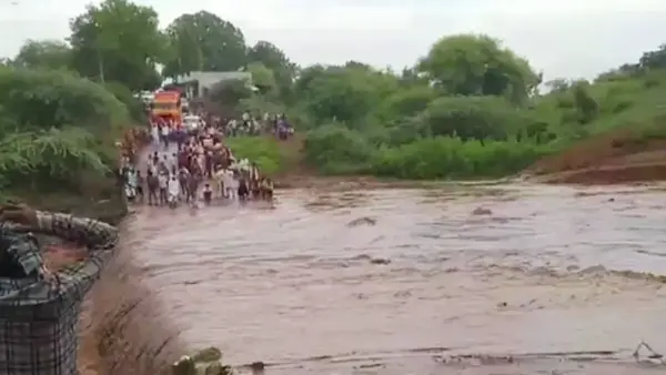 You are currently viewing मध्यप्रदेश में मानसून का कहर जारी: भारी बारिश से जनजीवन अस्त-व्यस्त, कई जिलों में अलर्ट और स्कूल बंद!