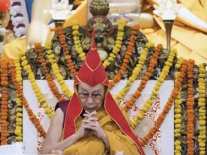 Read more about the article दलाई लामा का 90वां जन्मोत्सव: धर्मशाला में वैश्विक श्रद्धालुओं का उमड़ा सैलाब, ओबामा-बुश-पीएम मोदी ने दी शुभकामनाएं!