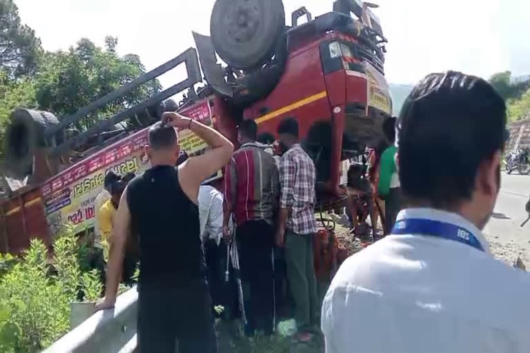 You are currently viewing उत्तराखंड में भीषण हादसा: गंगोत्री जा रहे कांवड़ियों का ट्रक पलटा, 3 की मौत, 14 घायल!