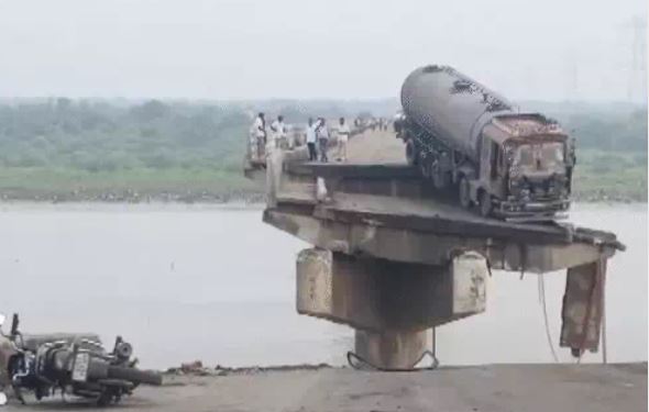 You are currently viewing गुजरात में 45 साल पुराना पुल टूटा: 5 वाहन नदी में गिरे, 9 की मौत; लोगों ने खुद चलाया रेस्क्यू, पीएम ने जताया दुख!