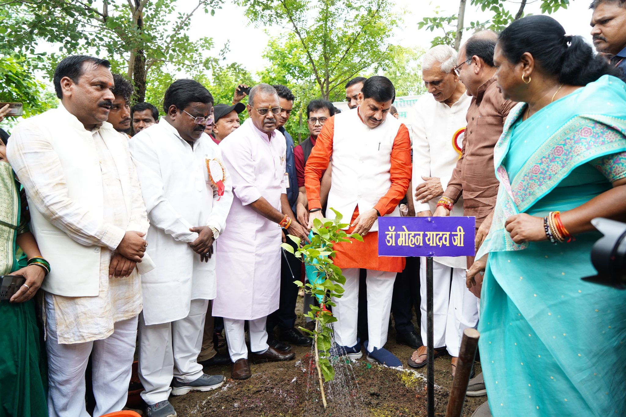 You are currently viewing मानव संग्रहालय में 5100 पौधों के मेगा मिशन की शुरुआत: मुख्यमंत्री मोहन यादव ने किया 4000 पौधों का रोपण, बोले – “हर पेड़, जीवन की गारंटी है”