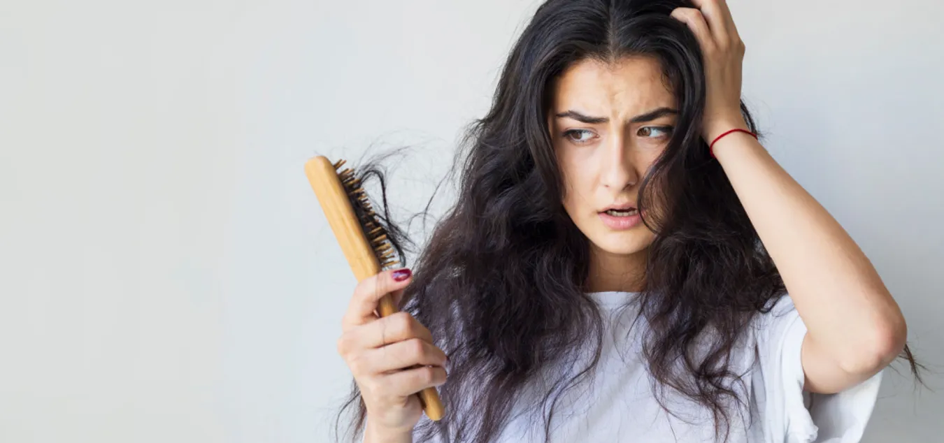 Read more about the article बालों के झड़ने से परेशान रहते हैं तो इसके पीछे की असल वजह और उपचार का पता लगाएं